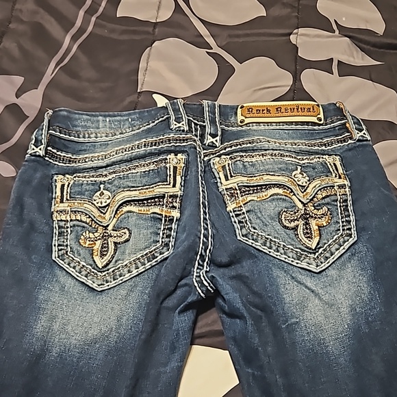 A pair of Size 27 Rock Revival skinny jeans - Picture 12 of 14